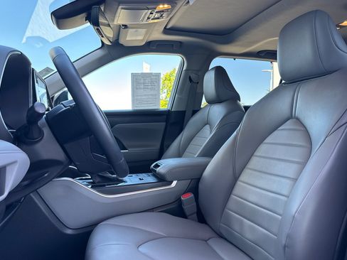 Used 2022 Toyota Highlander XLE AWD/4WD image 5