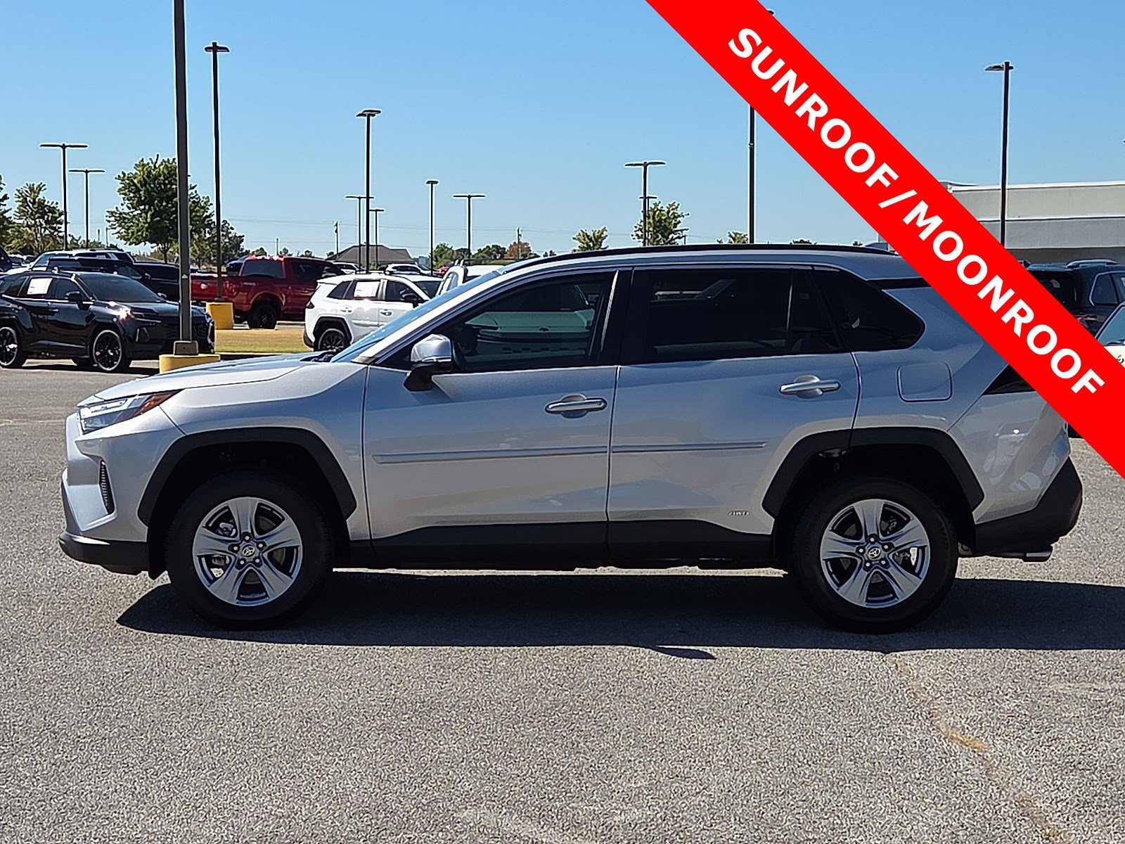Used 2022 Toyota RAV4 XLE w/ Convenience Package AWD/4WD image 3