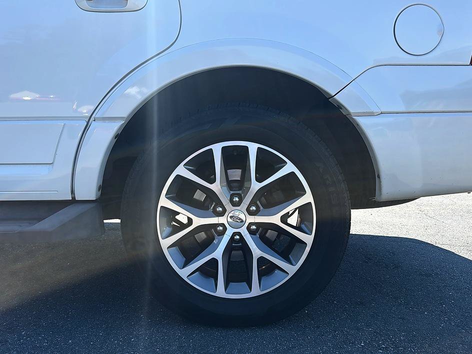 Used 2017 Ford Expedition XLT w/ Equipment Group 202A RWD image 24