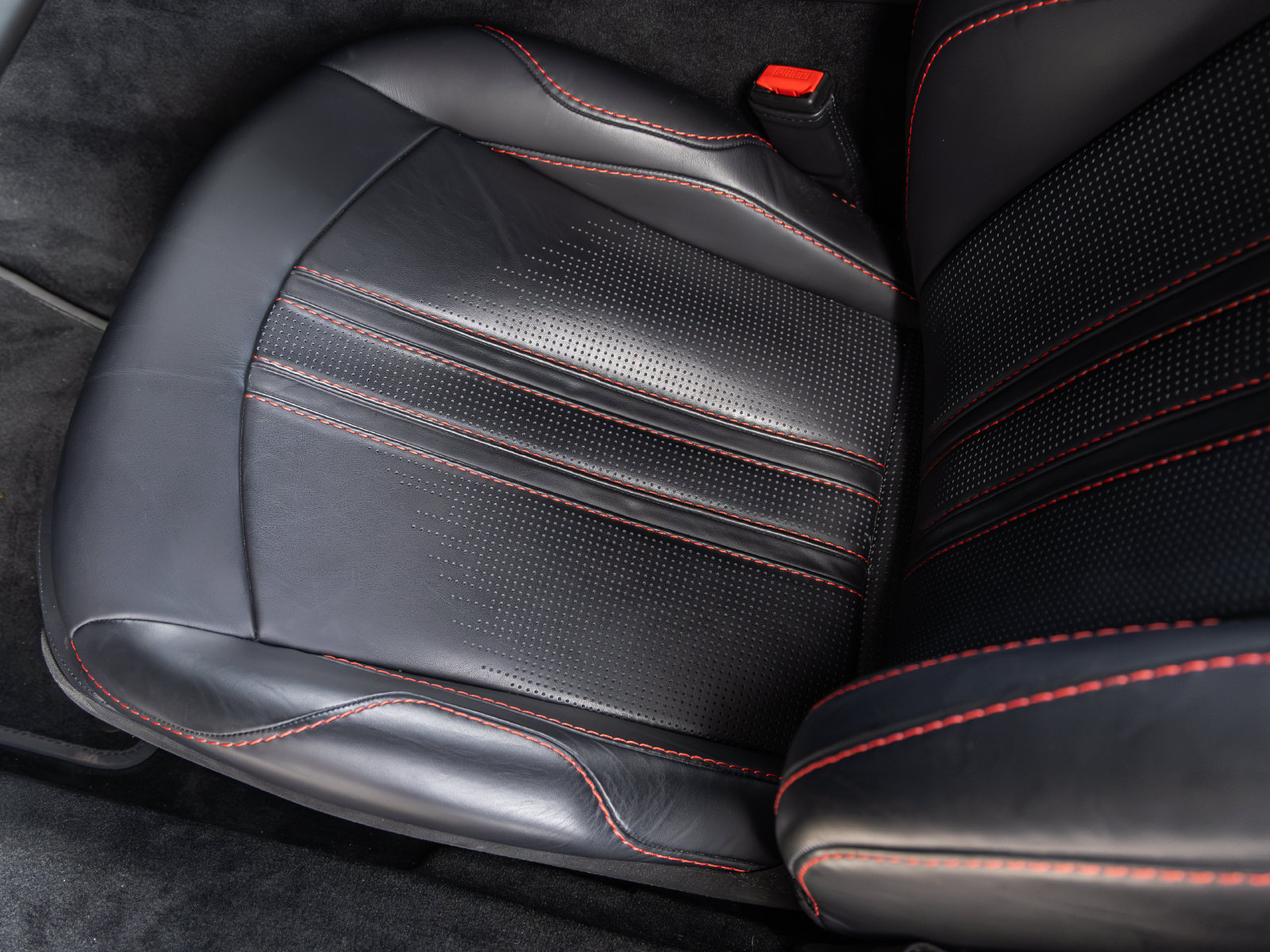Used 2023 Aston Martin V8 Vantage Coupe RWD image 23