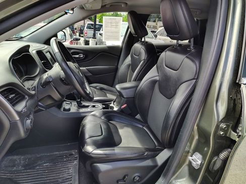 Used 2019 Jeep Cherokee Latitude Plus w/ Cold Weather Group AWD/4WD image 9