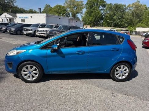 Used 2013 Ford Fiesta SE FWD image 2