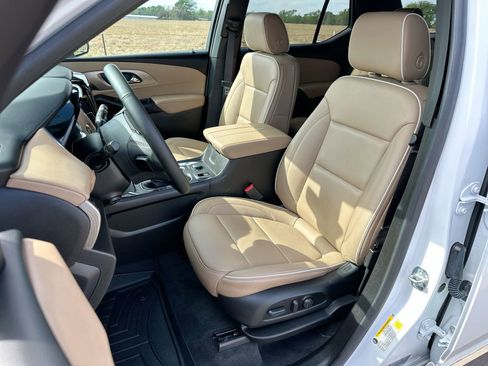 Used 2023 Chevrolet Traverse Premier image 11