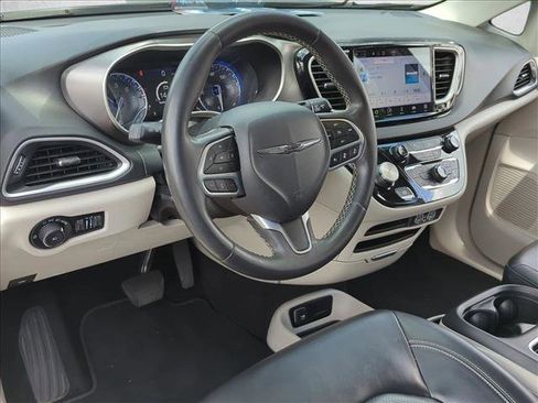 Used 2023 Chrysler Pacifica Touring-L FWD image 10