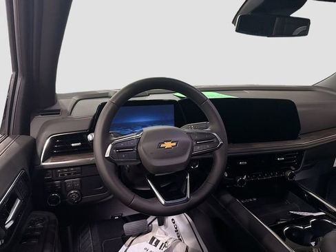 New 2025 Chevrolet Suburban Premier image 24