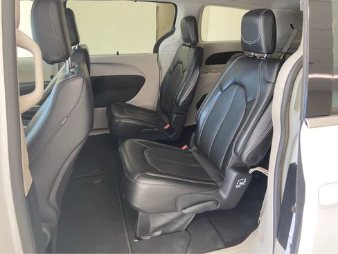 Used 2024 Chrysler Pacifica Touring-L FWD image 15
