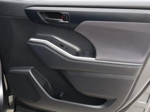 Used 2023 Toyota Highlander LE image 15