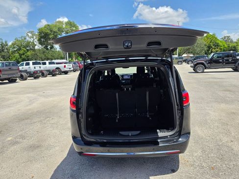 Used 2025 Chrysler Pacifica Select FWD image 37
