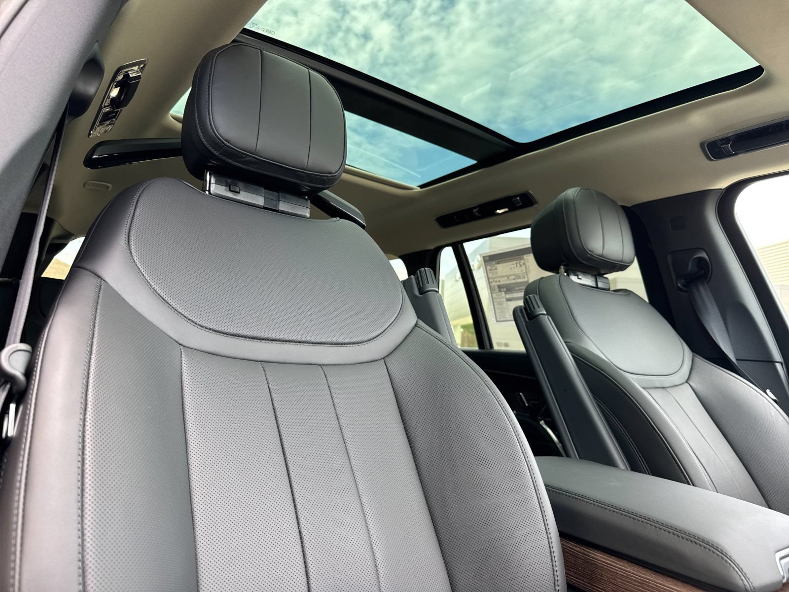 New 2026 Land Rover Range Rover Long Wheelbase SE AWD/4WD image 17