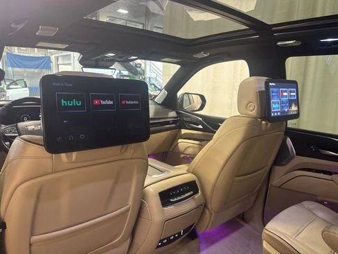 Used 2023 Cadillac Escalade ESV Premium Luxury w/ Performance Package AWD/4WD image 16
