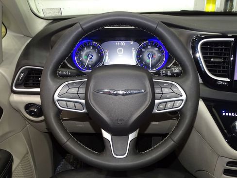 Used 2024 Chrysler Pacifica Touring-L image 19