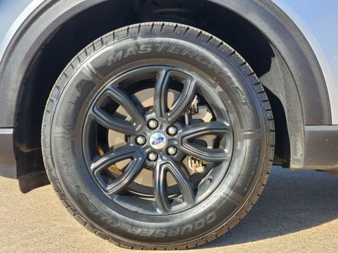 Used 2020 Ford Explorer Base image 14