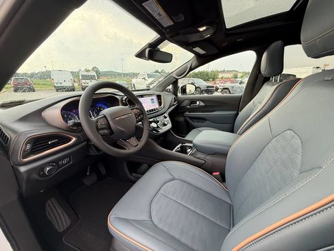 New 2027 Chrysler Pacifica Pinnacle w/ Theater Group FWD image 19
