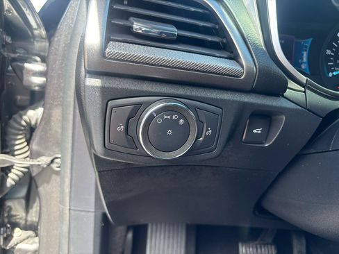 Used 2019 Ford Fusion SE FWD image 12