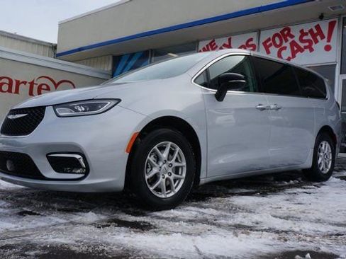 Used 2024 Chrysler Pacifica Touring-L image 4