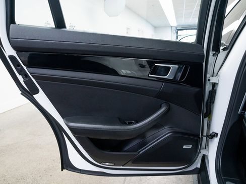 Used 2020 Porsche Panamera 4 image 19