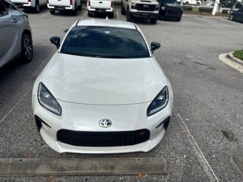 Used 2025 Toyota GR86 RWD image 6