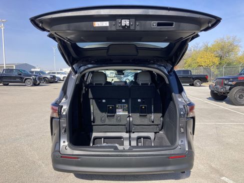 Certified 2025 Toyota Sienna XLE image 21