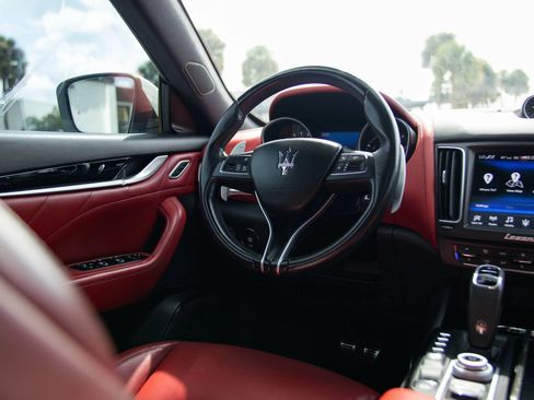 Used 2020 Maserati Levante S AWD/4WD image 35