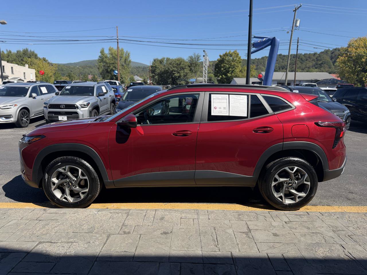 Used 2025 Chevrolet Trax LT FWD image 5