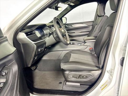 Certified 2025 Jeep Grand Cherokee Laredo AWD/4WD image 12