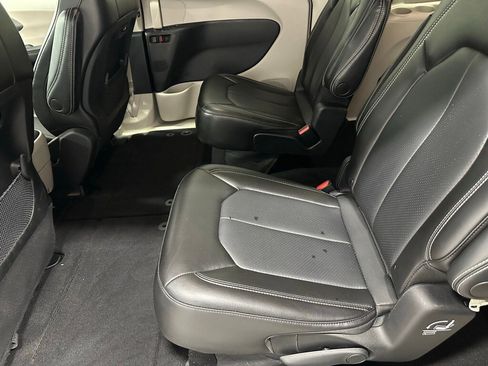 Used 2023 Chrysler Pacifica Touring-L image 45