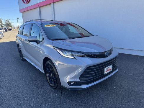 Used 2025 Toyota Sienna XLE Woodland Edition image 4