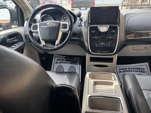 Used 2016 Chrysler Town & Country Touring w/ Driver Convenience Group image 3