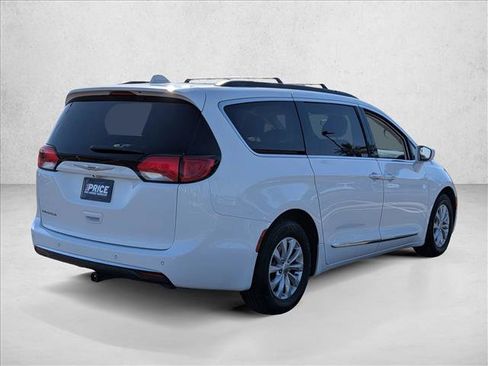 Used 2017 Chrysler Pacifica Touring-L FWD image 5