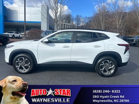 New 2025 Chevrolet Trax LT w/ LT Convenience Package FWD image 32