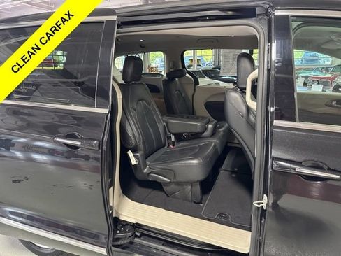Used 2017 Chrysler Pacifica Touring-L w/ Tire & Wheel Group FWD image 33