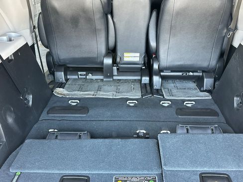 Used 2019 Toyota Sienna SE FWD image 25
