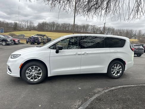 New 2026 Chrysler Pacifica Limited image 7