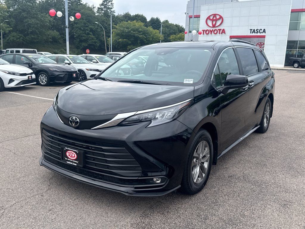 Used 2026 Toyota Sienna XLE AWD/4WD image 3