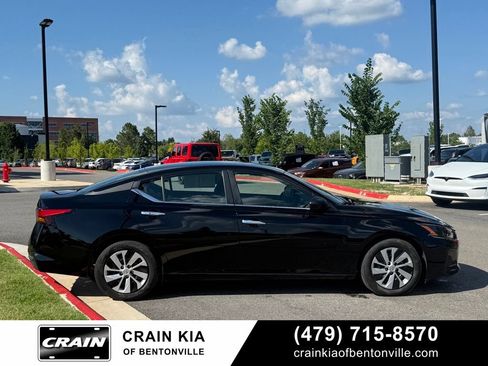 Used 2024 Nissan Altima 2.5 S FWD image 8
