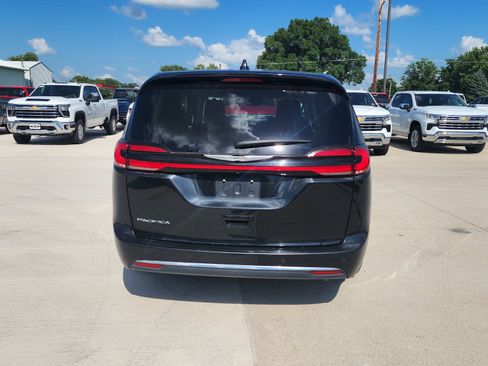 Used 2023 Chrysler Pacifica Touring-L FWD image 6