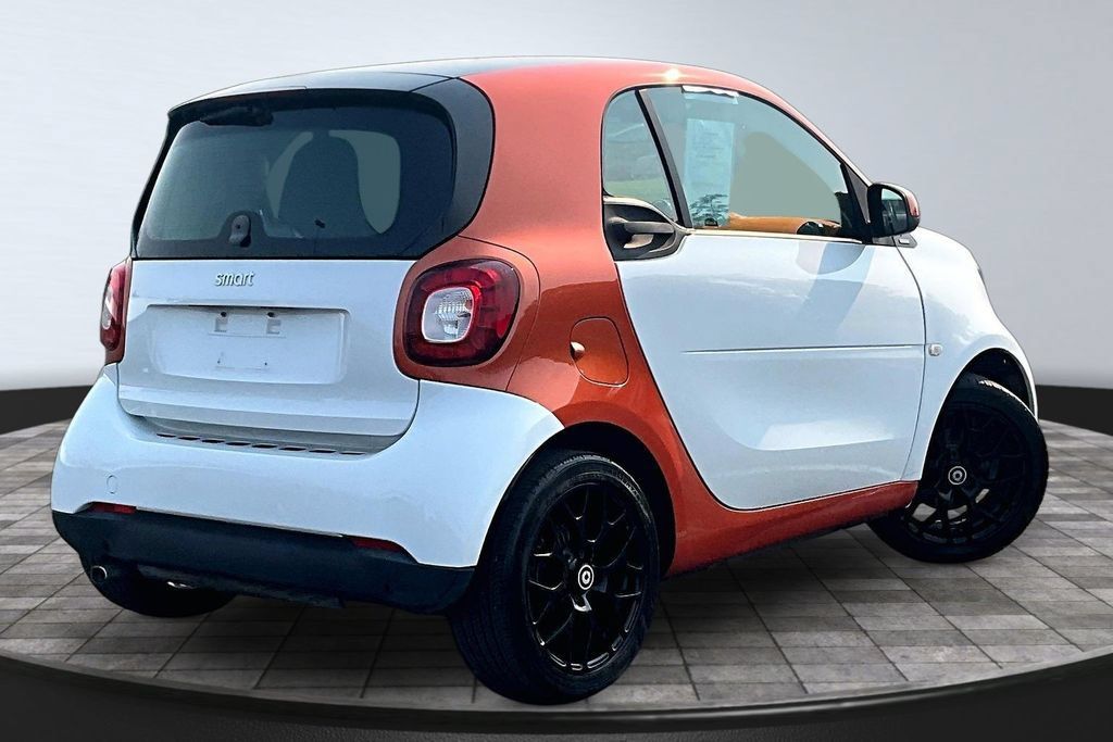 Used 2016 smart fortwo passion RWD image 2