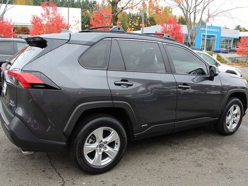 Used 2020 Toyota RAV4 XLE image 5