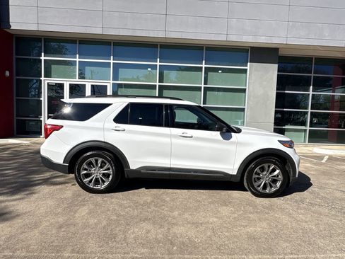 Used 2022 Ford Explorer XLT w/ Equipment Group 202A image 24