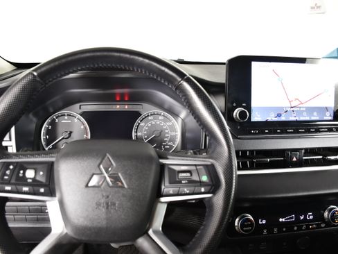 Used 2024 Mitsubishi Outlander SE AWD/4WD image 16