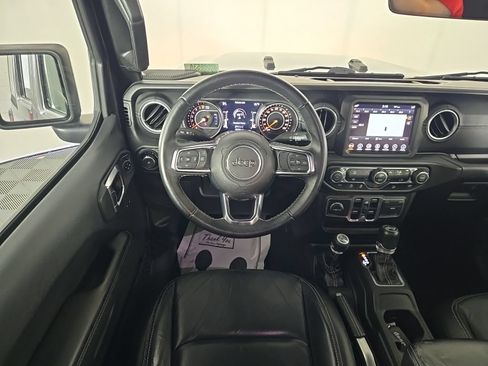 Used 2018 Jeep Wrangler Unlimited Sahara AWD/4WD image 11