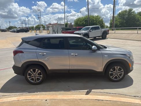 Used 2022 Kia Seltos LX image 4