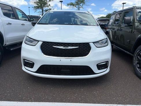 Certified 2024 Chrysler Pacifica Touring-L FWD image 2