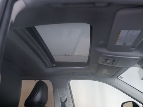 Certified 2023 Toyota Highlander XLE image 24