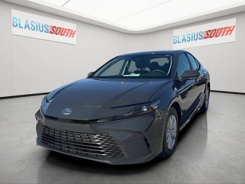 Used 2025 Toyota Camry LE image 7
