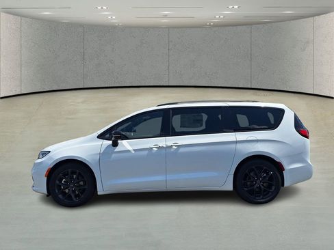 New 2026 Chrysler Pacifica Limited w/ S Appearance Package image 8