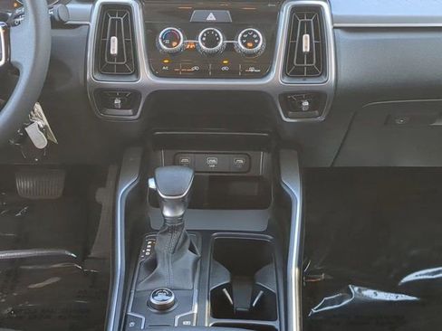 Used 2023 Kia Sorento LX image 18