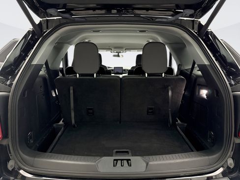 Used 2022 Ford Explorer XLT w/ Equipment Group 202A image 18