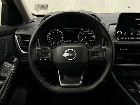 Used 2025 Nissan Rogue SV image 32