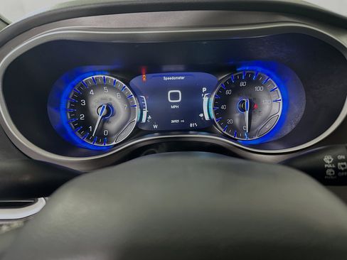 Used 2025 Chrysler Pacifica Select FWD image 19